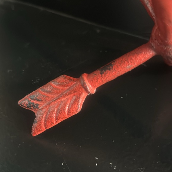 Red Heavy Metal Three Crossing Arrows Farmhouse, Rustic Centerpiece Decor. - Picture 4 of 5